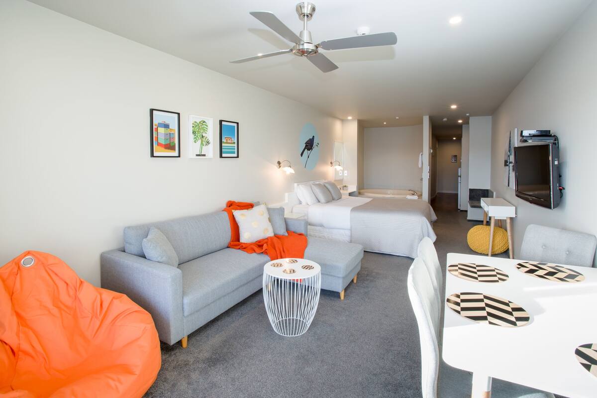 Design Suite, 1 Bedroom, Lake View, Lakeside | Premium bedding, desk, iron/ironing board, cribs (surcharge)