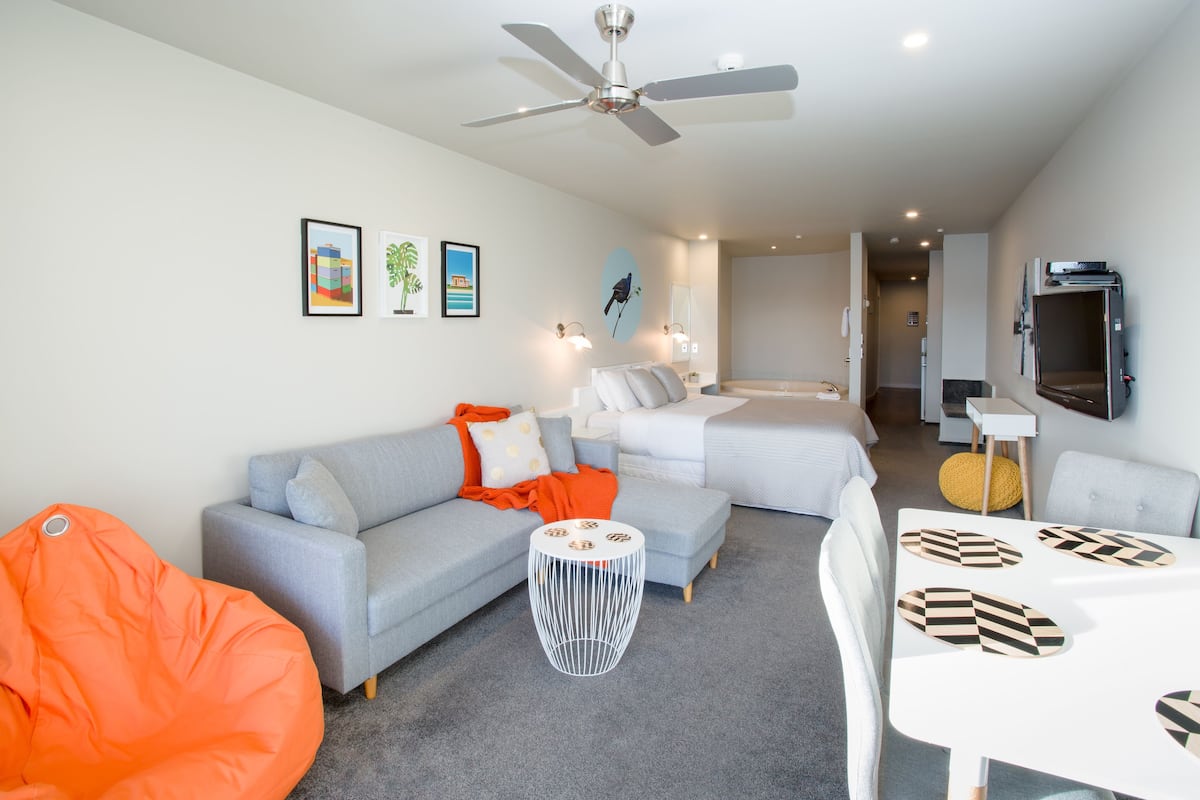 Design Suite, 1 Bedroom, Lake View, Lakeside | Premium bedding, desk, iron/ironing board, cribs/infant beds