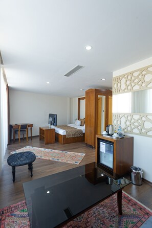 슈피리어 더블룸, 킹사이즈침대 1개, 시내 전망 | 미니바, 객실 내 금고, 책상, 암막 커튼