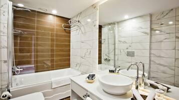 Deluxe-Zimmer | Badezimmer | Kostenlose Toilettenartikel, Haartrockner, Hausschuhe, Handtücher