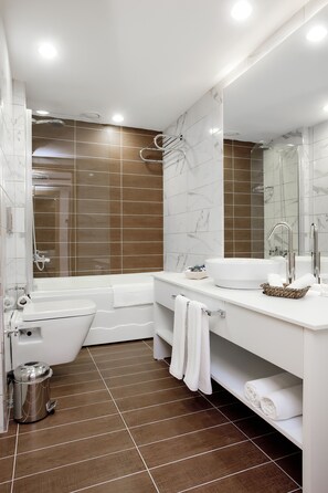 Deluxe-Zimmer | Badezimmer | Kostenlose Toilettenartikel, Haartrockner, Hausschuhe, Handtücher