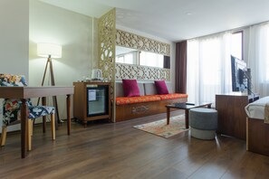 스위트 | 미니바, 객실 내 금고, 책상, 암막 커튼