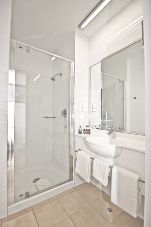 Bathtub dan shower terpisah dan bathtub dengan aliran air