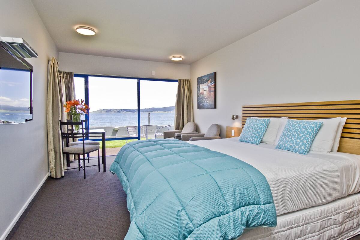 Studio (Beach Level) | Sengetøy av topp kvalitet, skrivebord og blendingsgardiner