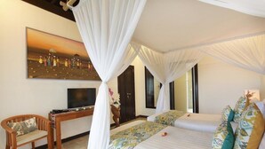 Une chambre d’hôtel avec un lit, une télévision, un bureau et une chaise.
