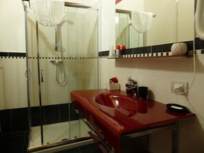 Douche, douche à « effet pluie », sèche-cheveux, peignoirs