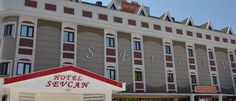 Bagian depan properti - sore/malam