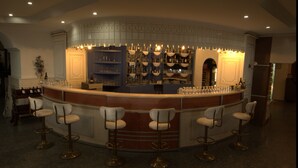 Un área de bar con una barra curva, taburetes y estantes llenos de botellas y vasos.