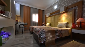 Una habitación de hotel con una cama, un escritorio y una silla.