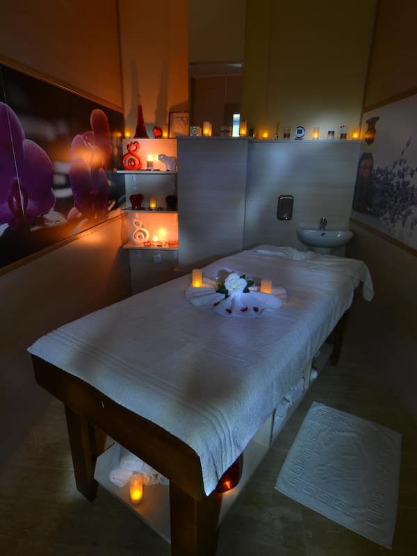 Sauna, hammam, hammam, soins corporels, massages aux pierres chaudes
