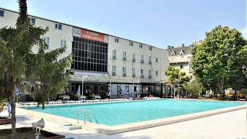 Una piscina cubierta, una piscina al aire libre