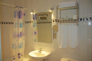 Ilmaiset hygieniatuotteet, hiustenkuivaaja, pyyhkeet