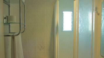 Articles de toilette gratuits, sèche-cheveux, serviettes fournies