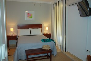 舒適加層、書桌、熨斗/熨衣板、折疊床/加床