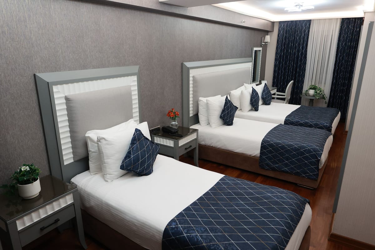Quarto quádruplo standard | Roupas de cama premium, edredons de pluma, frigobar, cofres nos quartos