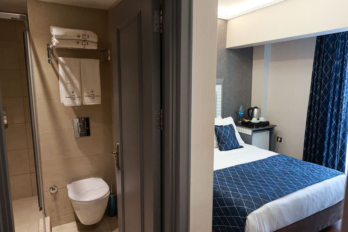 Standaard tweepersoonskamer | Luxe beddengoed, donzen dekbedden, een minibar, een kluis op de kamer