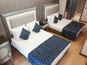 Ropa de cama de alta calidad, edredones de plumas, minibar y caja fuerte