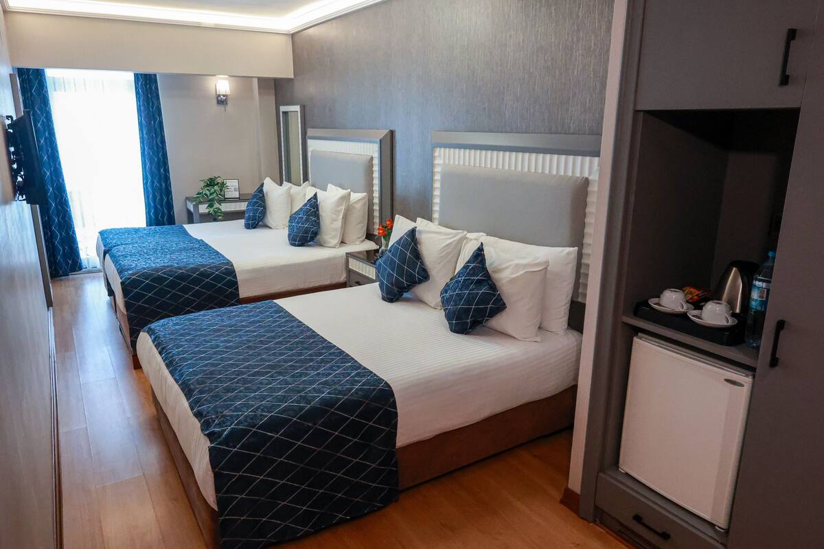 Quarto triplo standard | Roupas de cama premium, edredons de pluma, frigobar, cofres nos quartos