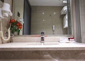 Dusche, umweltfreundliche Kosmetikartikel, Haartrockner, Hausschuhe