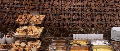 Petit déjeuner buffet servi tous les jours en supplément