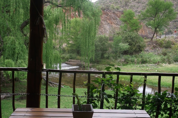 2 restauranter; serverer frokost, aftensmad, brunch og afrikanske retter