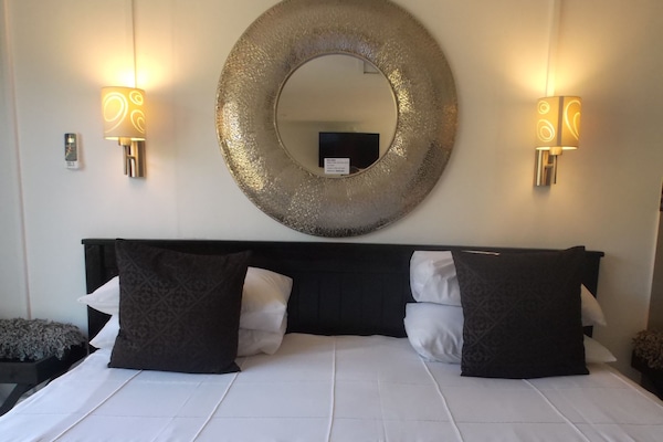 Peti besi dalam bilik, dilengkapkan perabot secara berasingan