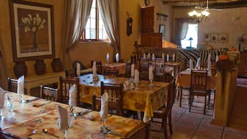 2 Restaurants; Mittagessen, Abendessen und Brunch werden serviert