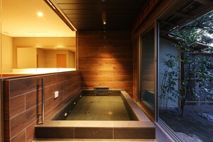 特色客房, 2 张双人床 (Japanese Suite, Kumoi) | 浴室 | 独立的浴缸和淋浴、深泡浴缸、免费洗浴用品、吹风机