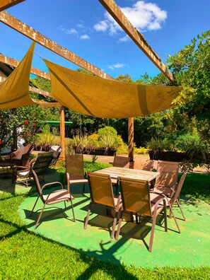 Sert le petit déjeuner et l'apéritif