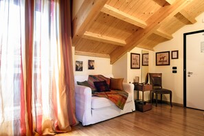 Ropa de cama de alta calidad, minibar y escritorio 