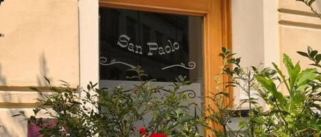 Fachada de edificio con una ventana que muestra