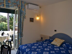 Peralatan tempat tidur premium, bar mini, peti besi dalam bilik, meja 