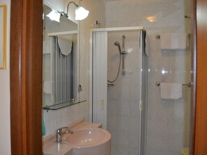 Shower, free toiletries, hair dryer, bidet