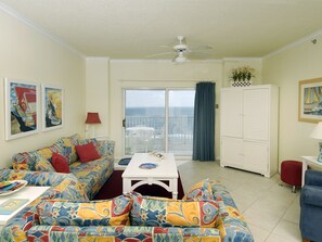 Condo, 3 Bedrooms, 3 Bathrooms, Sea Facing | Área de sala de estar | Televisión y reproductor de DVD
