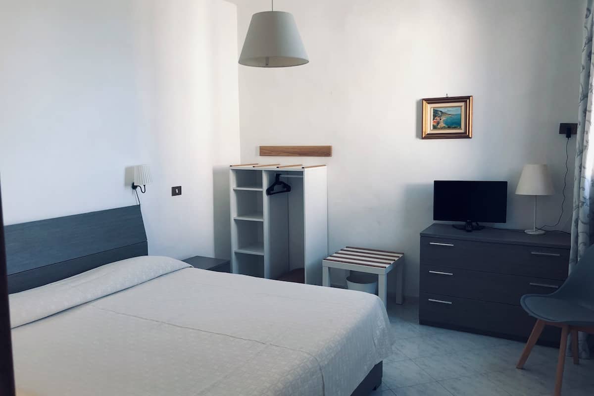 2 bedrooms, in-room safe, desk, laptop workspace
