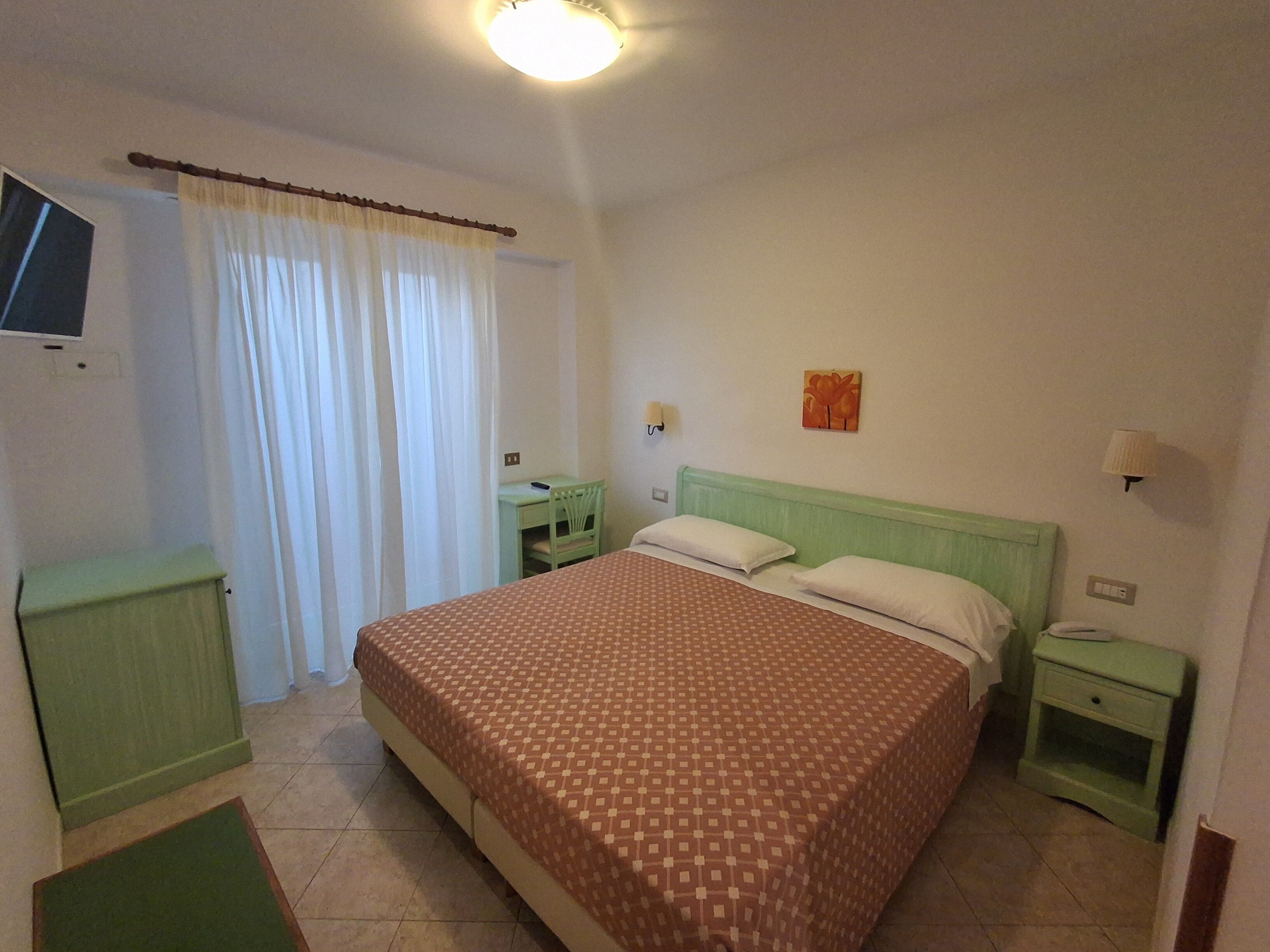 Standard Double Room | In-room safe, desk, laptop workspace, bed sheets