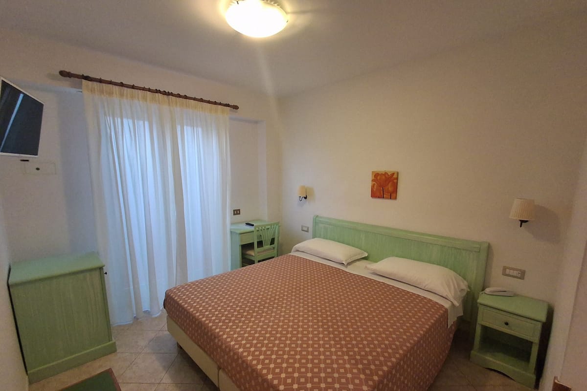 In-room safe, desk, laptop workspace, bed sheets