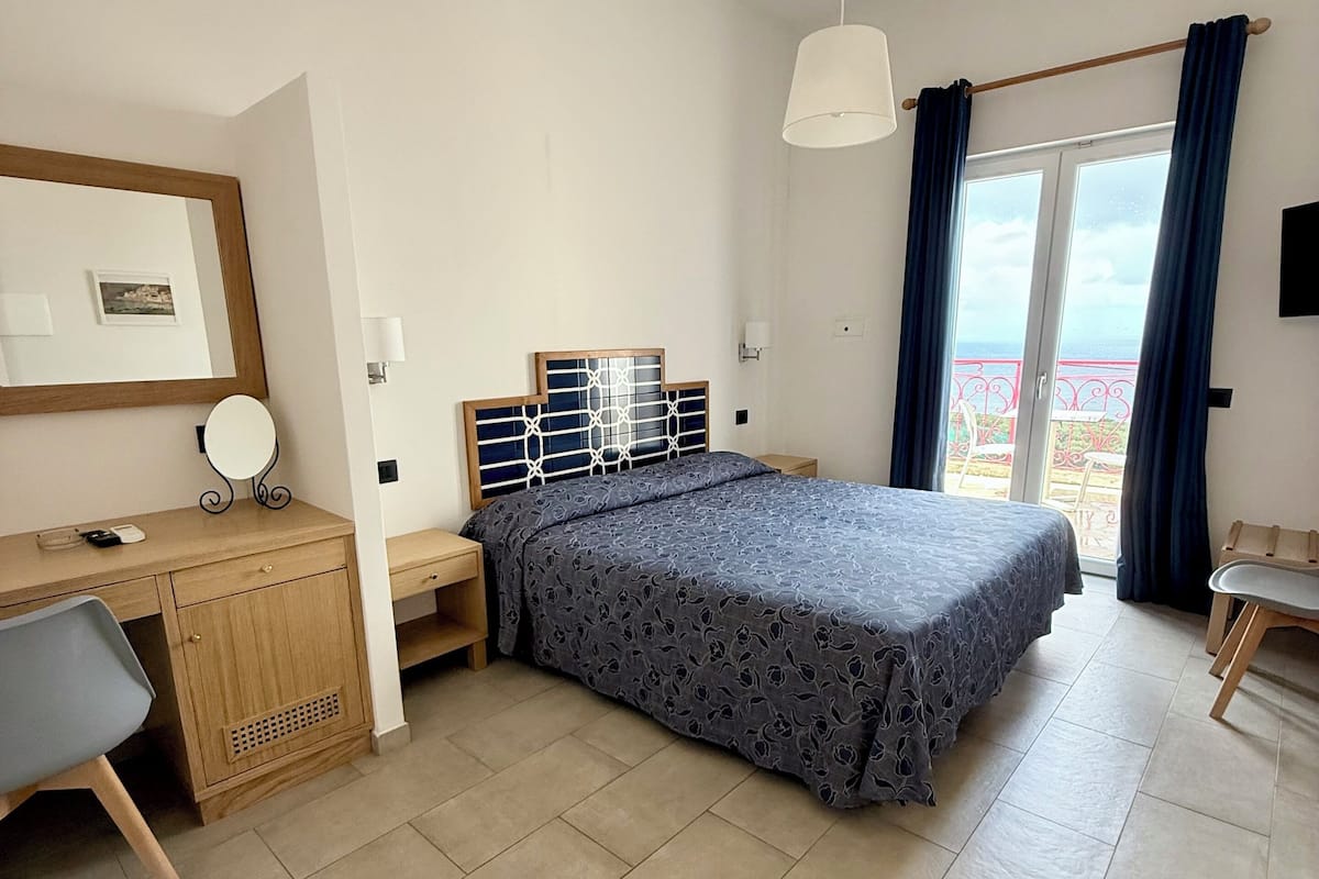 Superior Double or Twin Room, Sea View | 客房內保險箱、書桌、筆電工作空間、床單