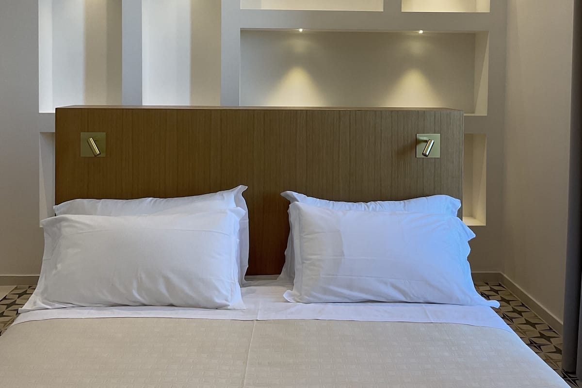 Deluxe Double Room, Balcony | 客房內保險箱、書桌、筆電工作空間、床單