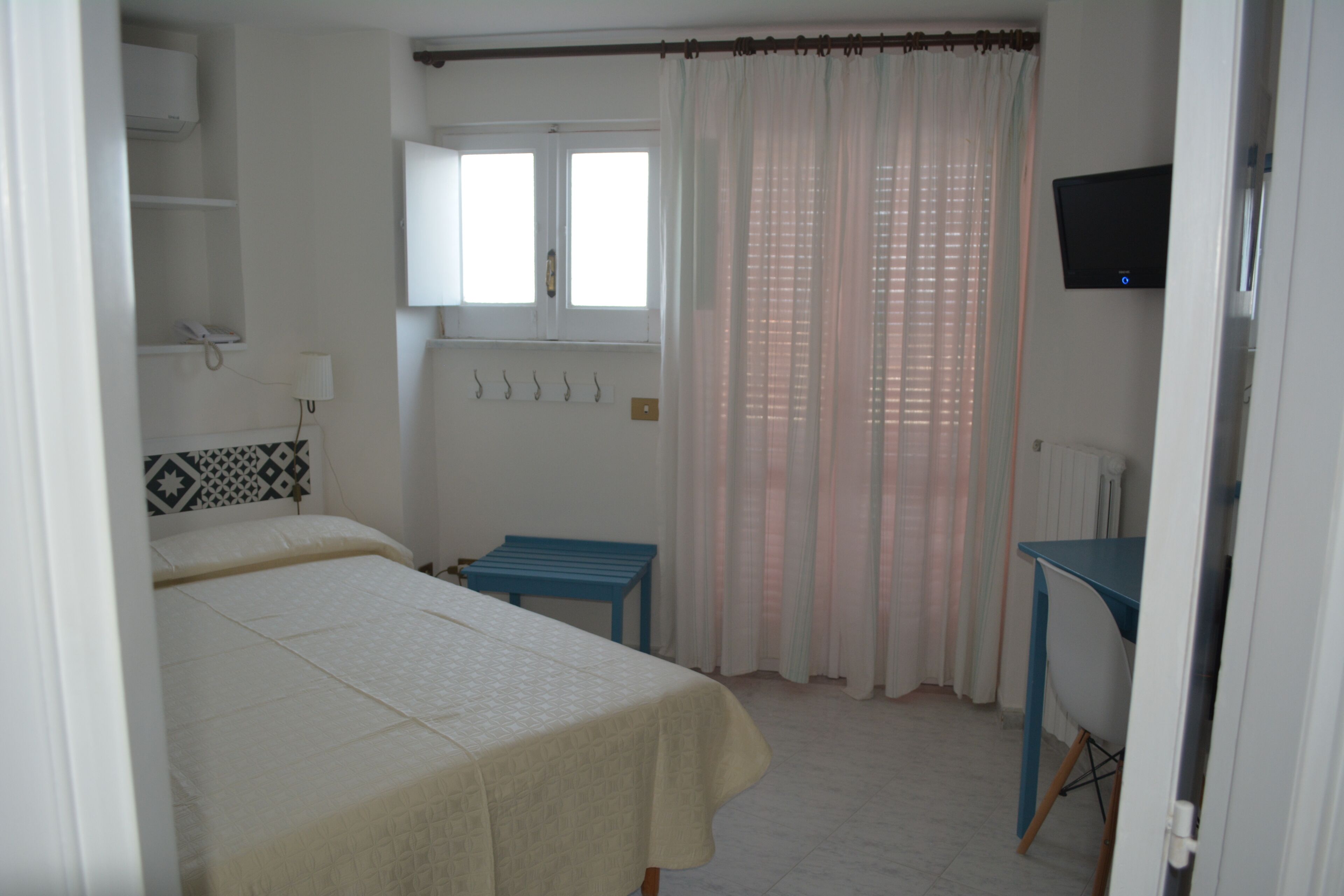 Enkeltrom – basic | Safe på rommet, skrivebord, skrivebord for bærbar PC og sengetøy