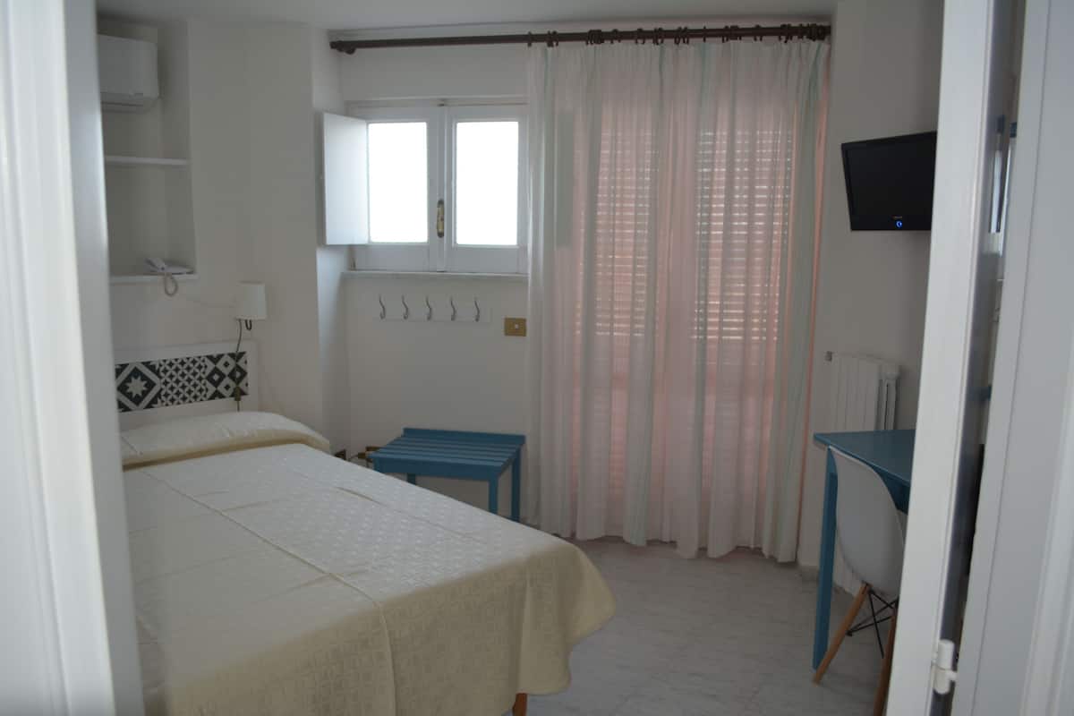 Enkeltrom – basic | Safe på rommet, skrivebord, skrivebord for bærbar PC og sengetøy