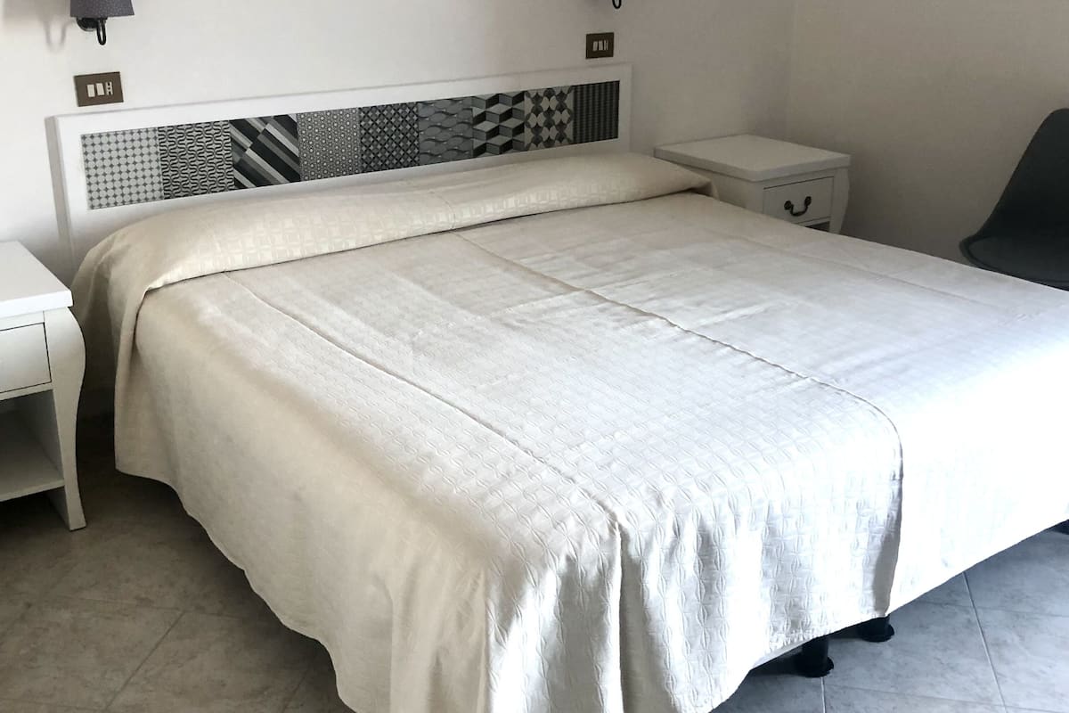 Klassieke tweepersoonskamer, uitzicht op zee | 2 slaapkamers, een kluis op de kamer, een bureau, een laptopwerkplek