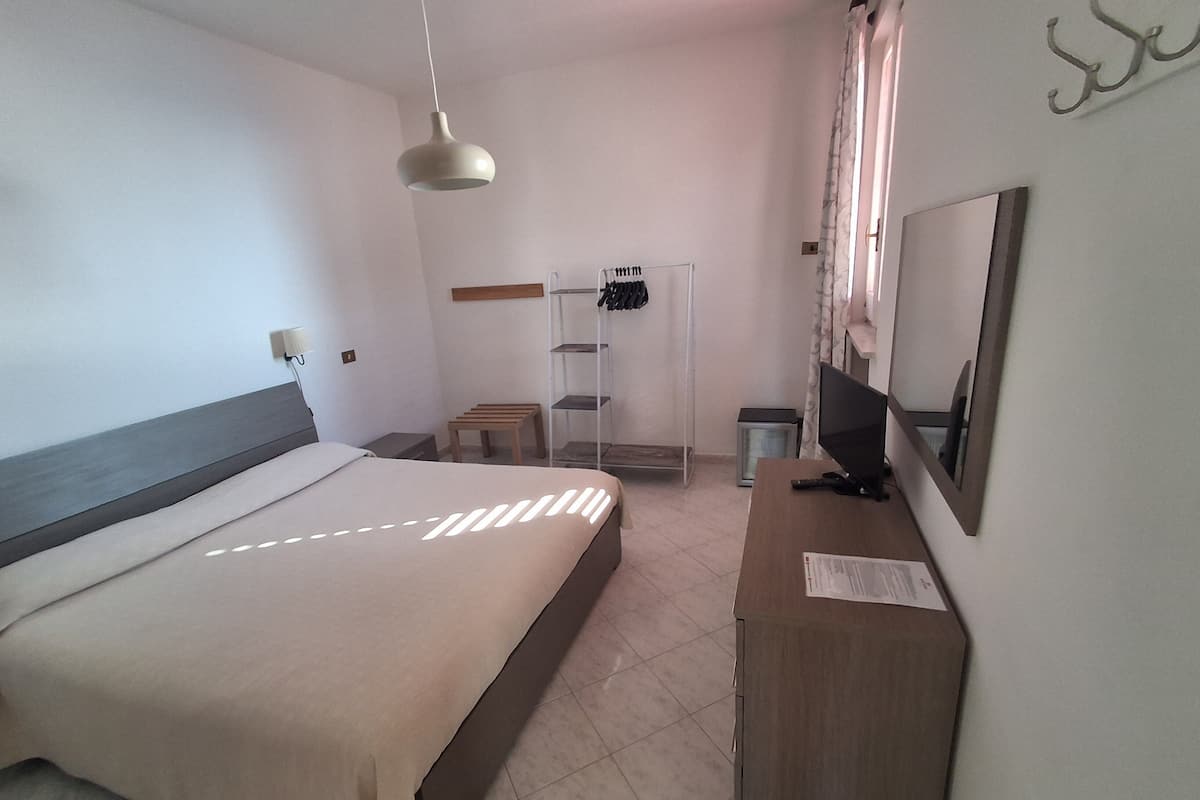 In-room safe, desk, laptop workspace, bed sheets
