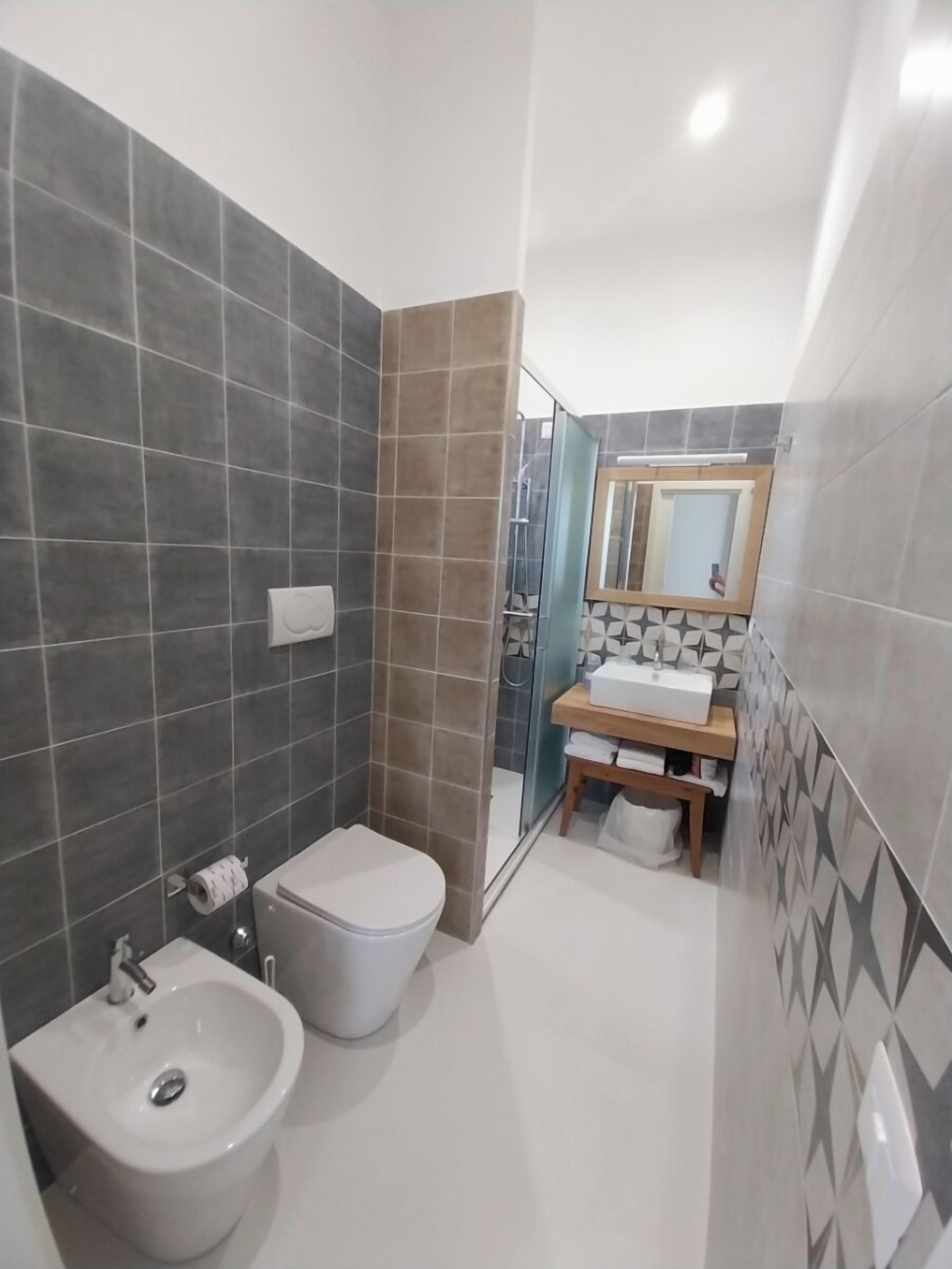 deluxe double room, balcony | bathroom | rainfall showerhead, hair dryer, bidet, towels