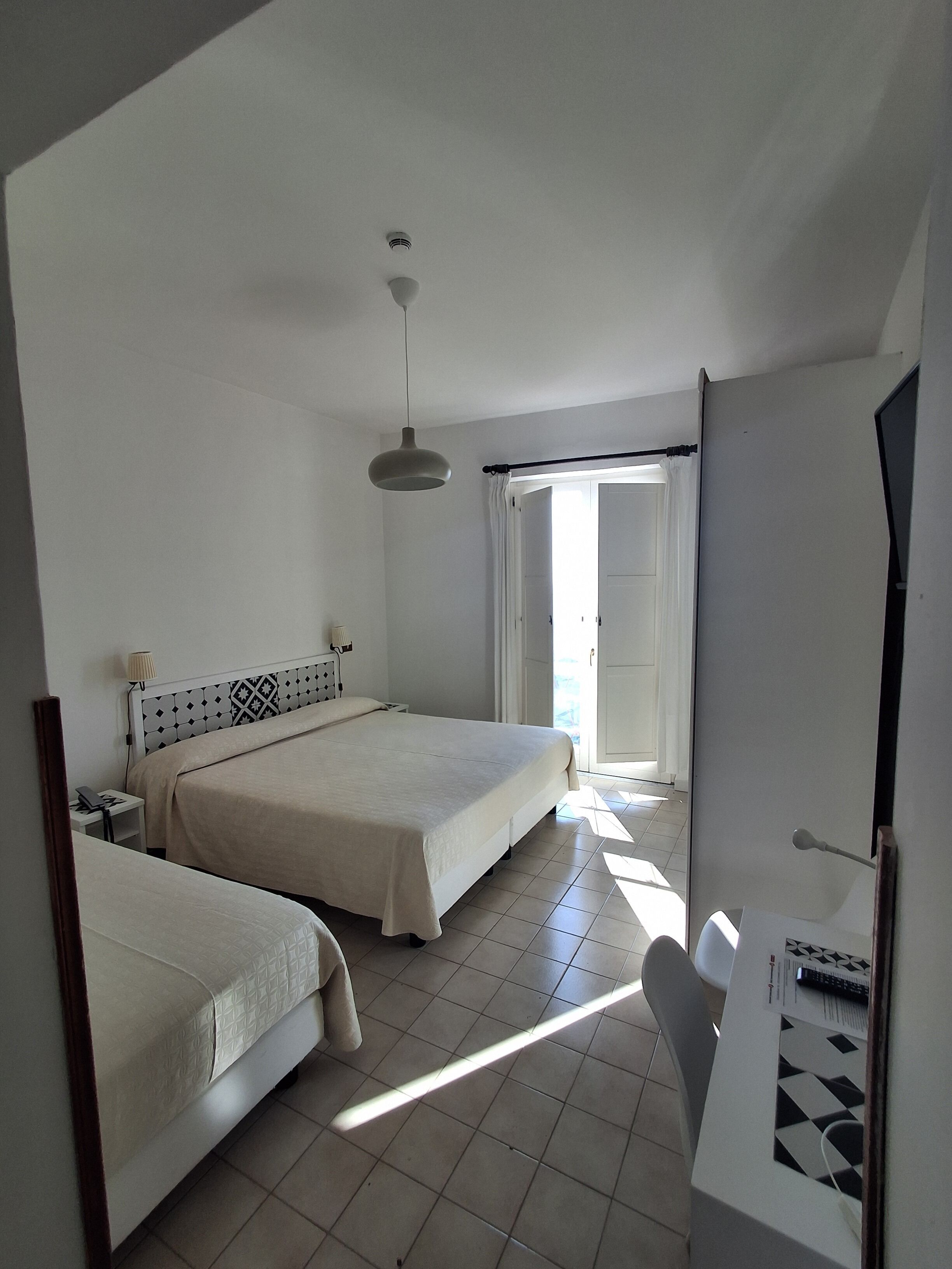 Classic Triple Room | In-room safe, desk, laptop workspace, bed sheets