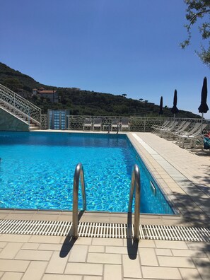 Piscine extérieure (ouverte en saison)