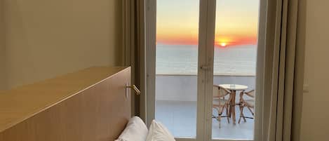 Deluxe Double Room, Balcony | Coffres-forts dans les chambres, bureau