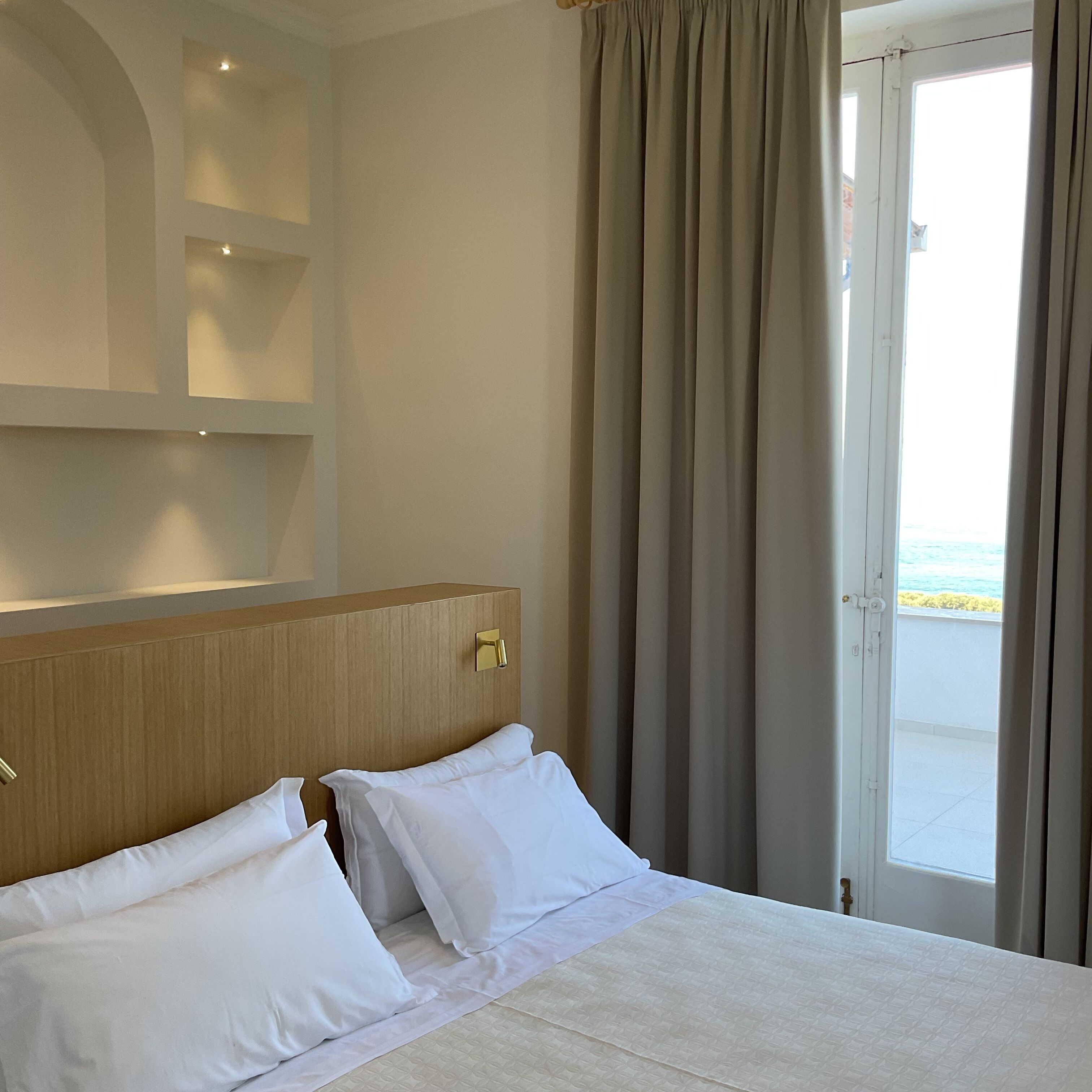 deluxe double room, balcony | 2 bedrooms, in-room safe, desk, laptop workspace