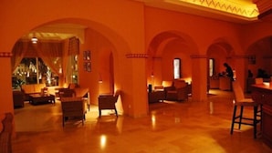 A spacious lobby with arched ceilings and a warm, inviting atmosphere. - Hotel Sahara Douz (Douz Nord)