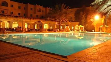 Piscine couverte, piscine extérieure, parasols de plage, chaises longues